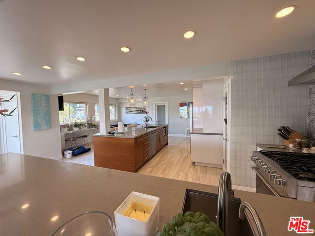 200 Larsson Street, Manhattan Beach, CA 90266