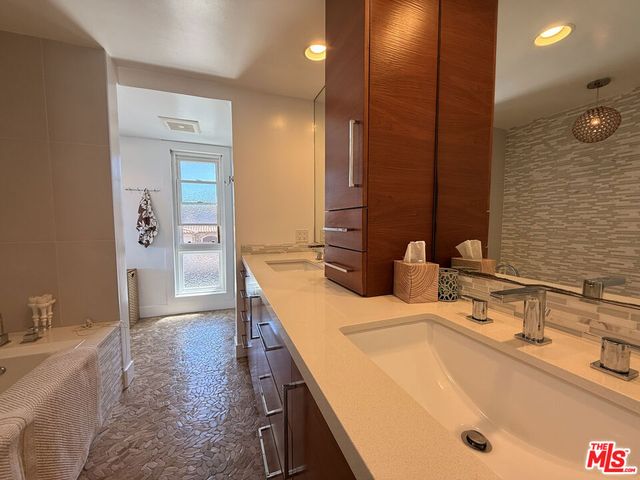 200 Larsson Street, Manhattan Beach, CA 90266