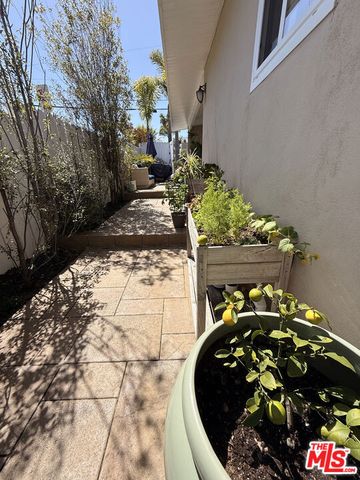 200 Larsson Street, Manhattan Beach, CA 90266