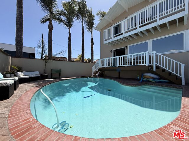 200 Larsson Street, Manhattan Beach, CA 90266
