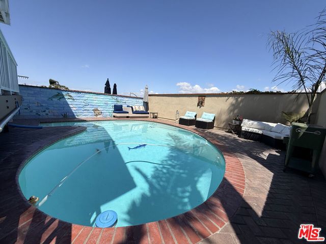 200 Larsson Street, Manhattan Beach, CA 90266