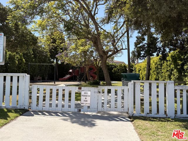 200 Larsson Street, Manhattan Beach, CA 90266