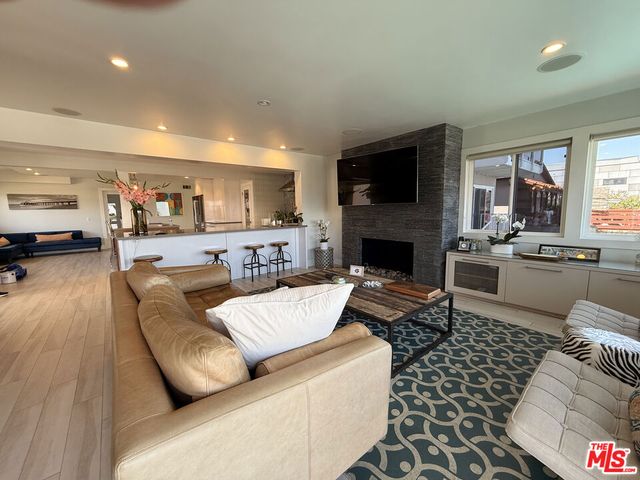 200 Larsson Street, Manhattan Beach, CA 90266