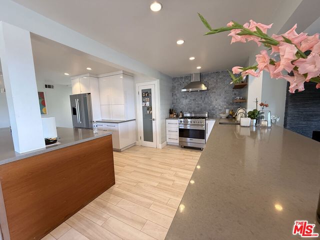 200 Larsson Street, Manhattan Beach, CA 90266