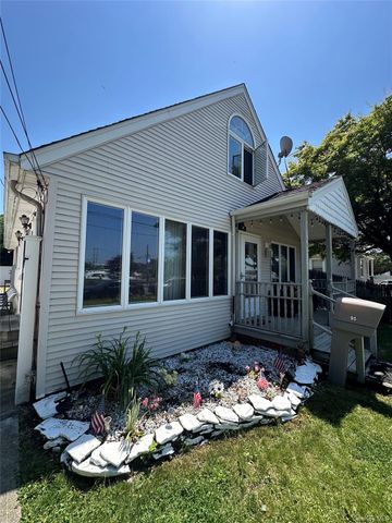 95 E Riviera Drive, Lindenhurst, NY 11757