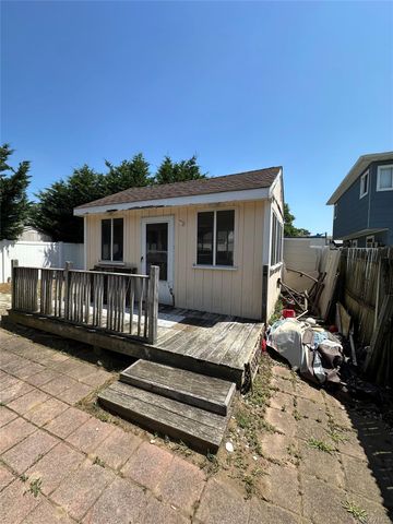 95 E Riviera Drive, Lindenhurst, NY 11757