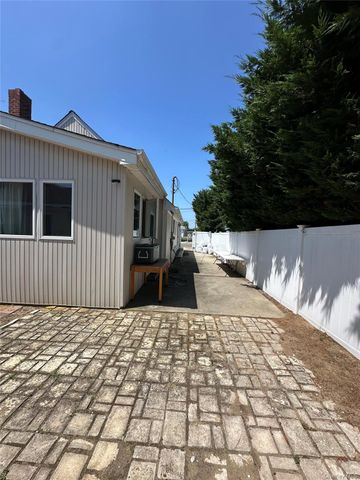 95 E Riviera Drive, Lindenhurst, NY 11757