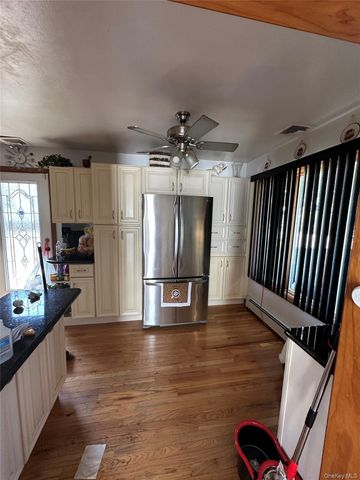 95 E Riviera Drive, Lindenhurst, NY 11757