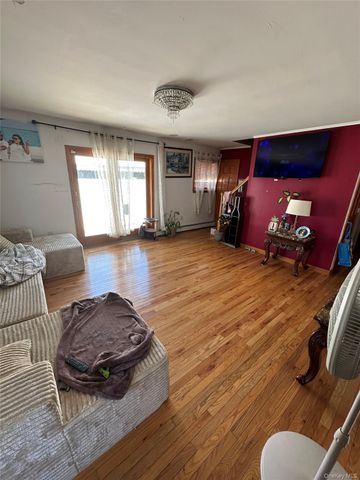 95 E Riviera Drive, Lindenhurst, NY 11757