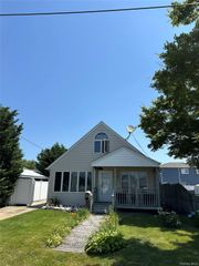 95 E Riviera Drive, Lindenhurst, NY 11757