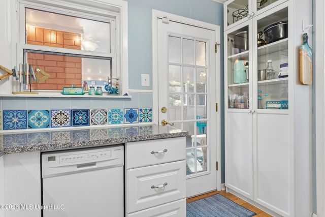 1409 Porter Avenue, Ocean Springs, MS 39564