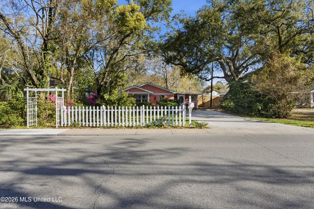 1409 Porter Avenue, Ocean Springs, MS 39564