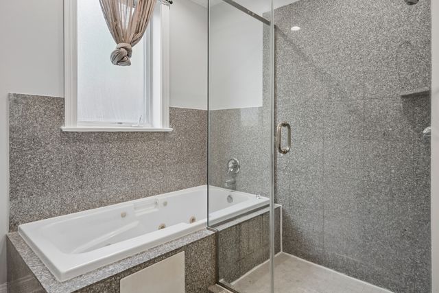 6454 N SACRAMENTO Avenue 1, Chicago, IL 60645