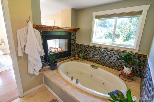 8435 NE 147th Place, Kenmore, WA 98028