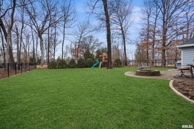 9711 N Cherrybark Court, Peoria, IL 61615