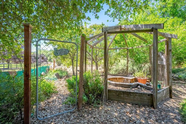 10947 E Lime Kiln Rd, Grass Valley, CA 95949