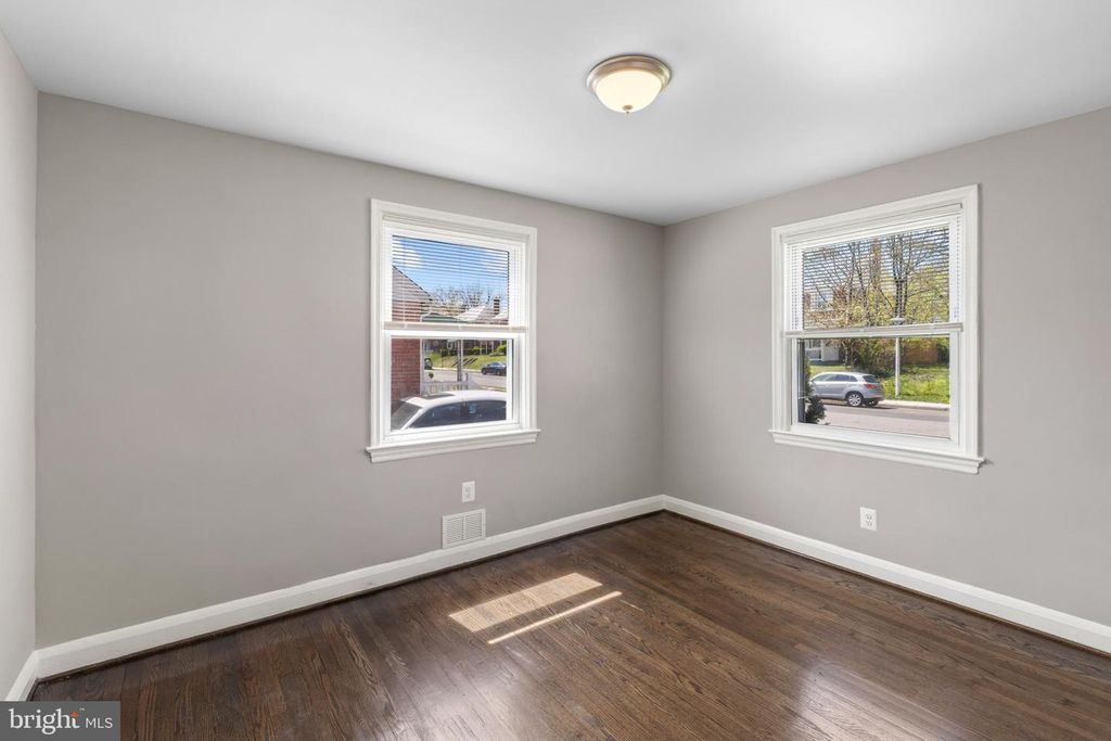 Image 15 of property listing at 5315 MIDWOOD AVE, Baltimore, MD 21212