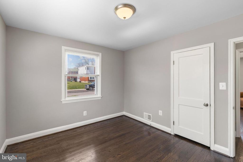 Image 16 of property listing at 5315 MIDWOOD AVE, Baltimore, MD 21212