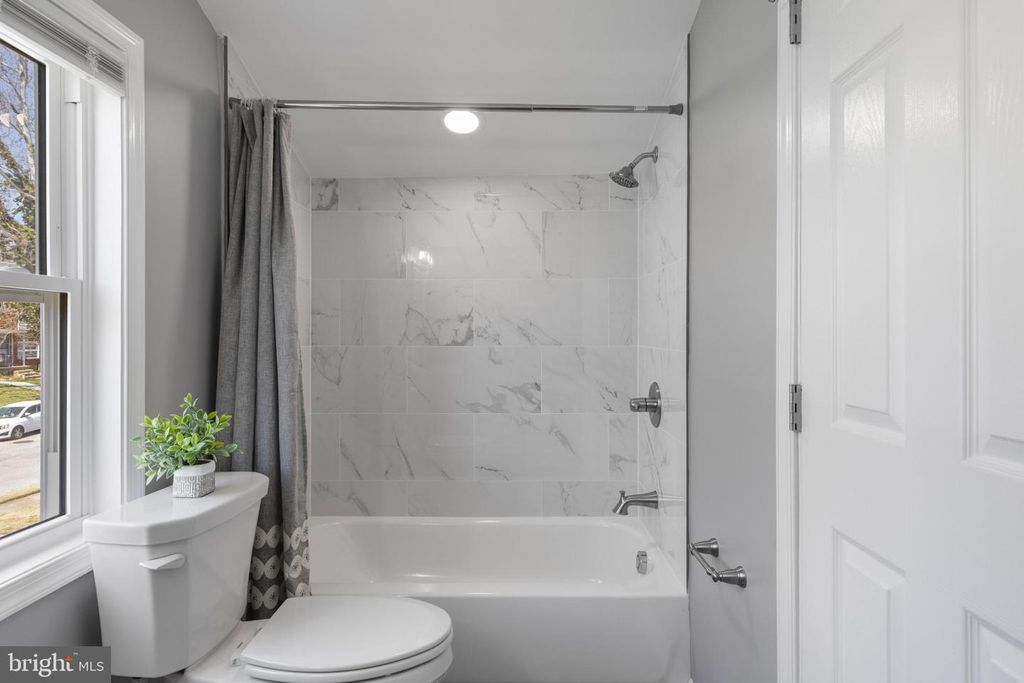 Image 24 of property listing at 5315 MIDWOOD AVE, Baltimore, MD 21212