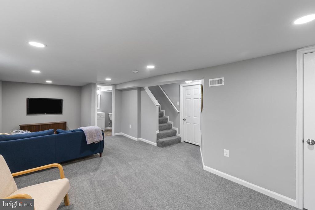 Image 25 of property listing at 5315 MIDWOOD AVE, Baltimore, MD 21212