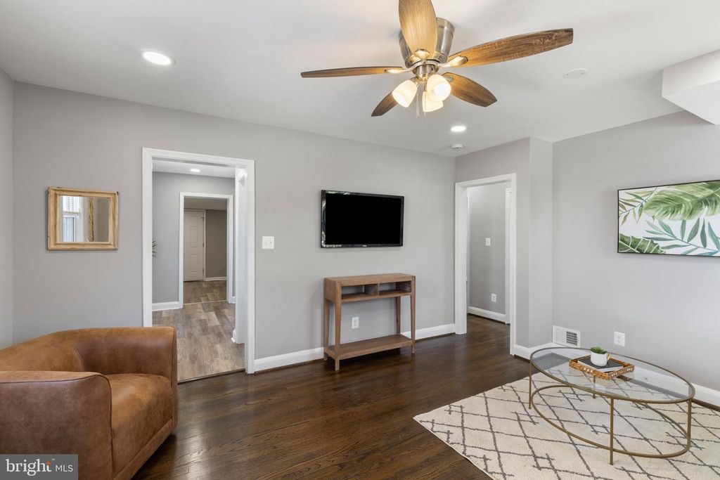 Image 4 of property listing at 5315 MIDWOOD AVE, Baltimore, MD 21212