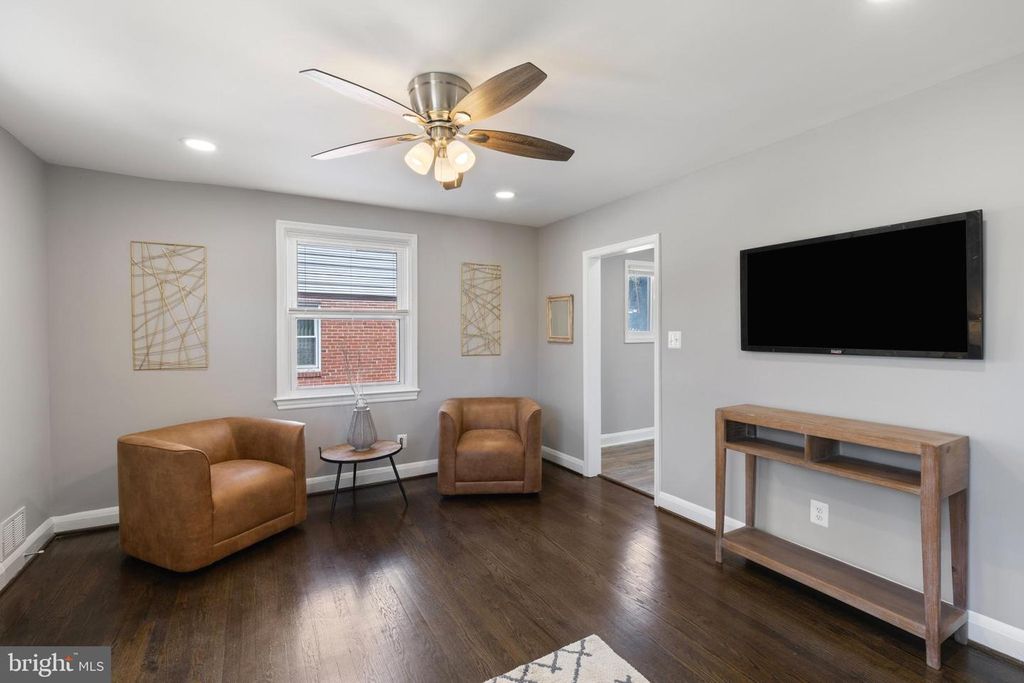 Image 5 of property listing at 5315 MIDWOOD AVE, Baltimore, MD 21212