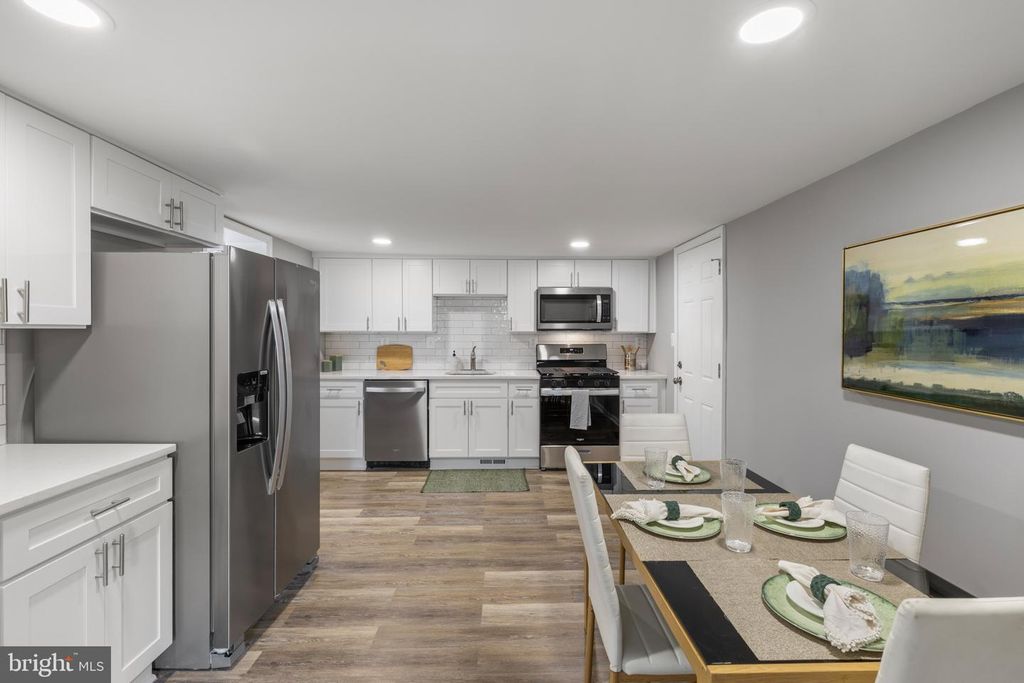 Image 9 of property listing at 5315 MIDWOOD AVE, Baltimore, MD 21212