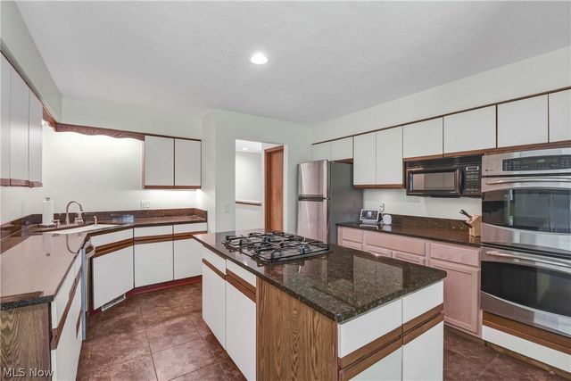 32078 Willow Circle, Avon Lake, OH 44012