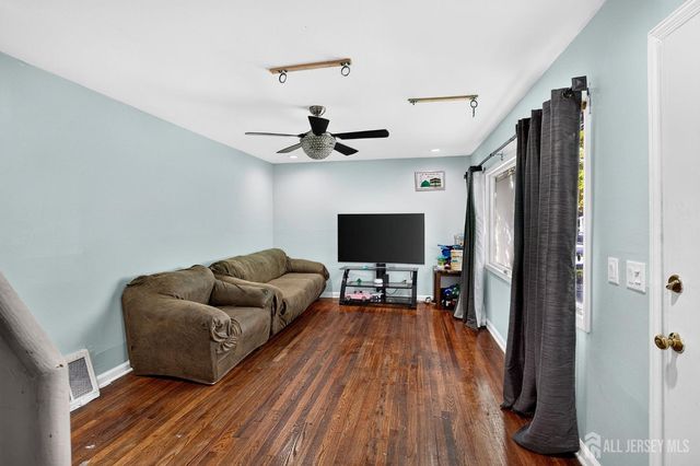 8 Kelly Street, Metuchen, NJ 08840