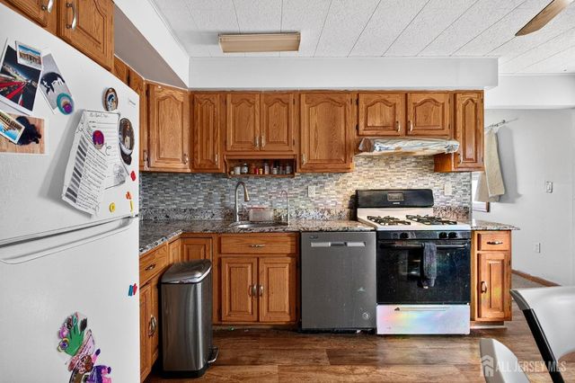 8 Kelly Street, Metuchen, NJ 08840