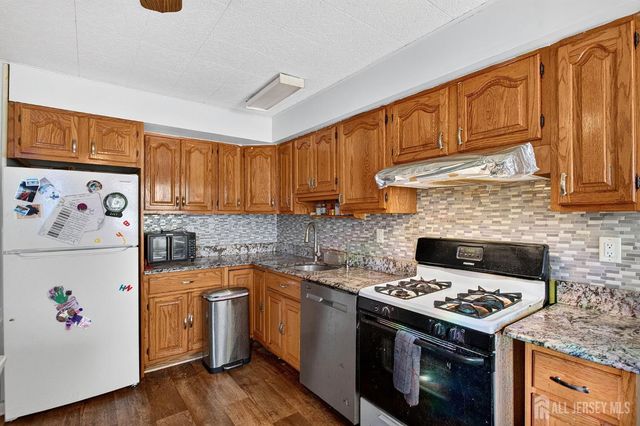 8 Kelly Street, Metuchen, NJ 08840