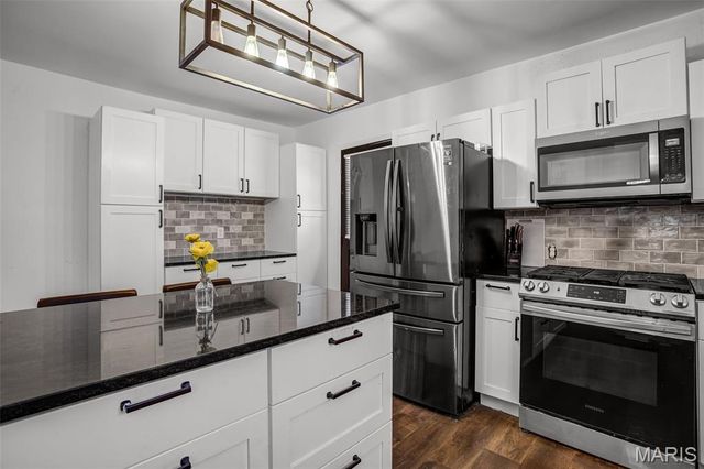 28 Oakleigh Drive, Belleville, IL 62223