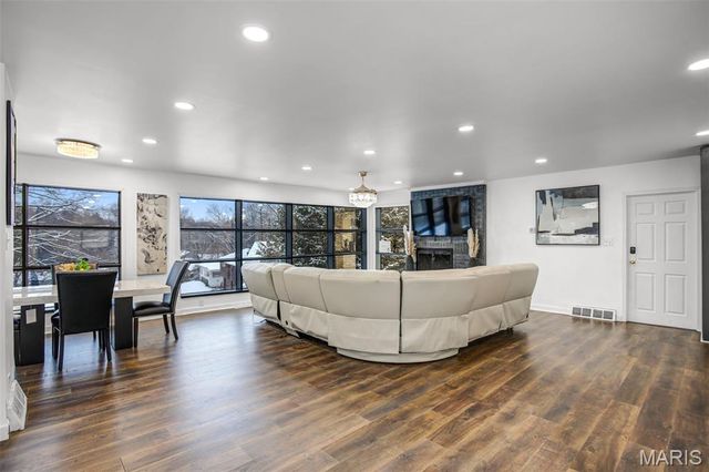 28 Oakleigh Drive, Belleville, IL 62223