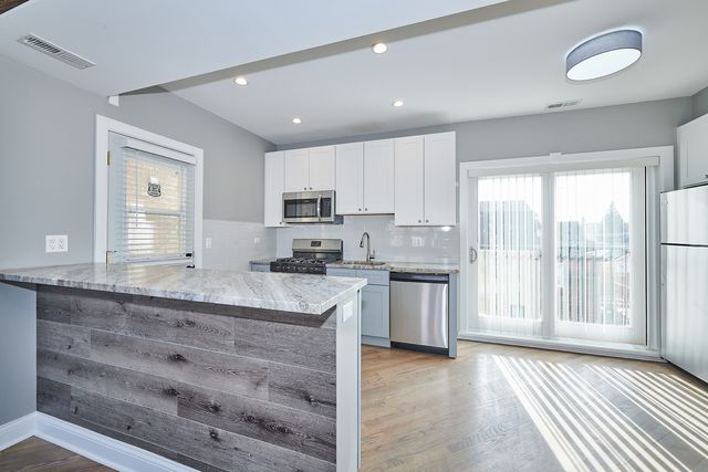 5709 W Seminole Street 1, Chicago, IL 60646