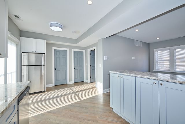 5709 W Seminole Street 1, Chicago, IL 60646