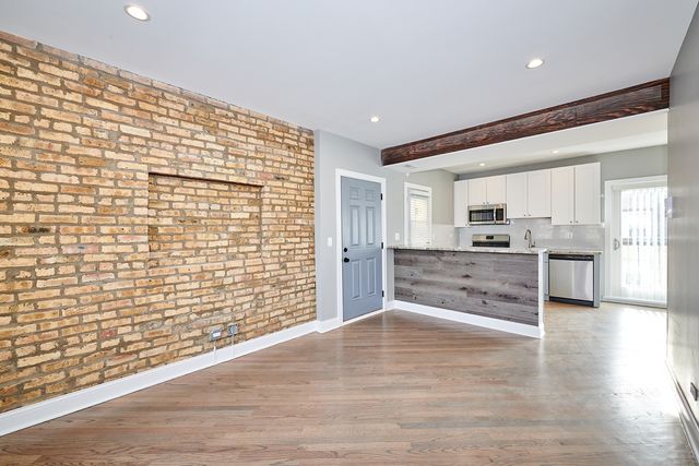 5709 W Seminole Street 1, Chicago, IL 60646