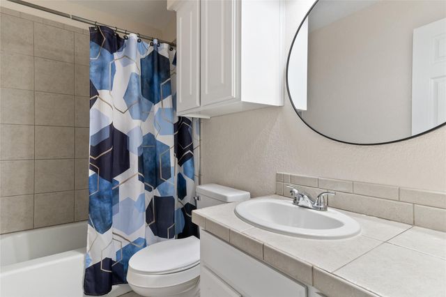 104 Dogwood Street, Lake Jackson, TX 77566