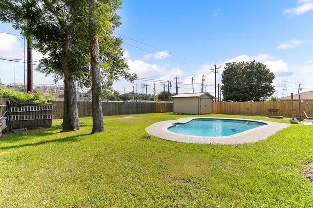 104 Dogwood Street, Lake Jackson, TX 77566