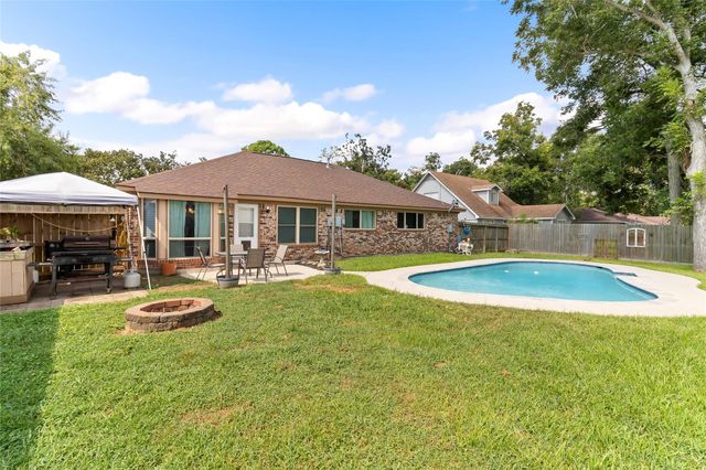 104 Dogwood Street, Lake Jackson, TX 77566