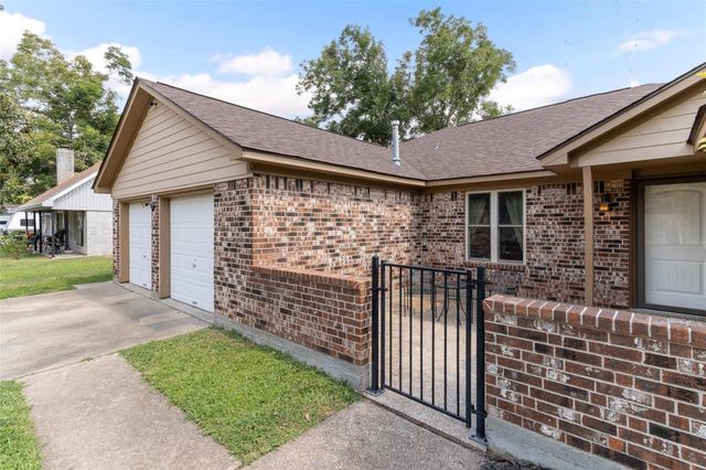 104 Dogwood Street, Lake Jackson, TX 77566