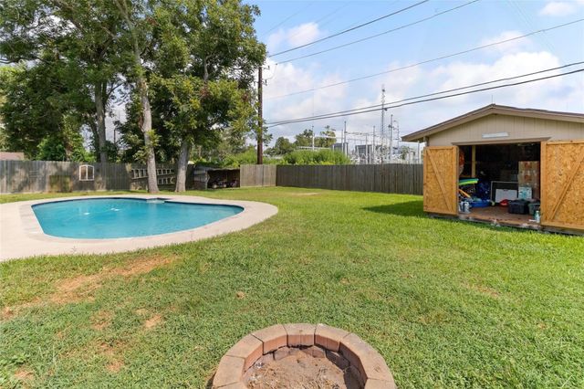 104 Dogwood Street, Lake Jackson, TX 77566