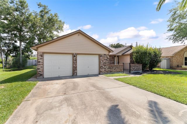 104 Dogwood Street, Lake Jackson, TX 77566