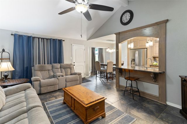 104 Dogwood Street, Lake Jackson, TX 77566