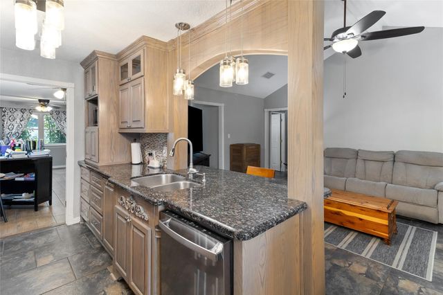 104 Dogwood Street, Lake Jackson, TX 77566