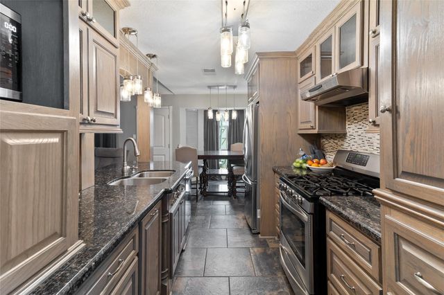 104 Dogwood Street, Lake Jackson, TX 77566