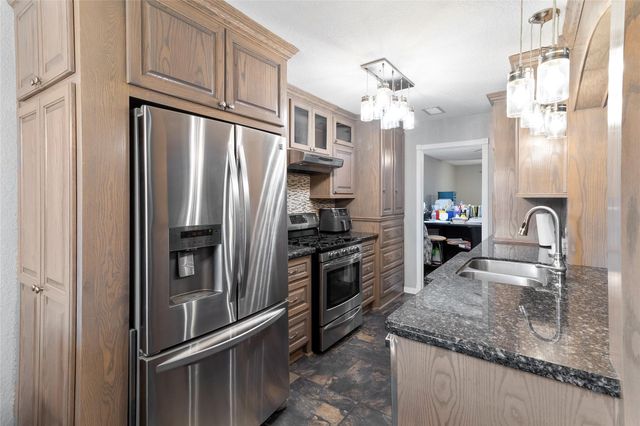 104 Dogwood Street, Lake Jackson, TX 77566