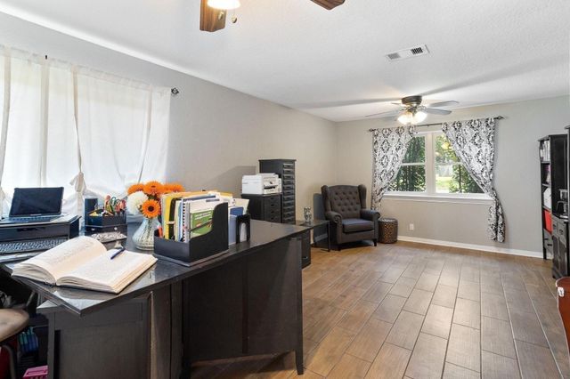 104 Dogwood Street, Lake Jackson, TX 77566