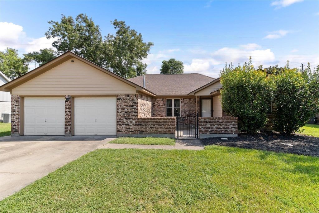 104 Dogwood Street, Lake Jackson, TX 77566