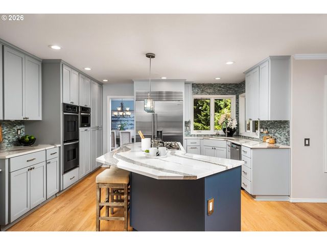 19042 35TH Pl, Lake Oswego, OR 97034