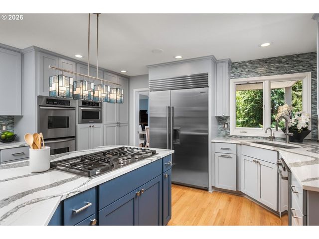 19042 35TH Pl, Lake Oswego, OR 97034